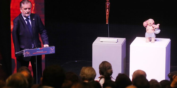 Artesana magallánica Dana Canales recibe distinción “Artesana Aprendiz” en el Premio Maestro Artesano 2025