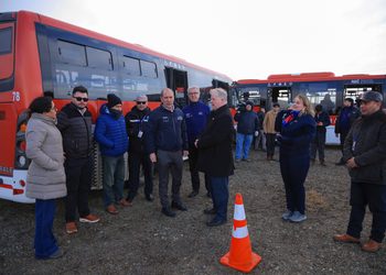 Biministro de Energía y Transportes anuncia ampliación a 130 buses eléctricos para Punta Arenas y mejoras en proyecto de electromovilidad.