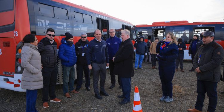 Biministro de Energía y Transportes anuncia ampliación a 130 buses eléctricos para Punta Arenas y mejoras en proyecto de electromovilidad.
