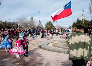Puerto Natales da inicio oficial a las Fiestas Patrias 2026 con exitosa convocatoria en la Plaza de Armas.