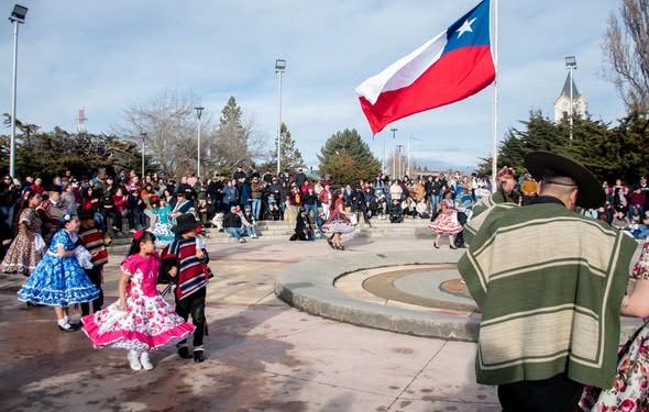 Puerto Natales da inicio oficial a las Fiestas Patrias 2026 con exitosa convocatoria en la Plaza de Armas.