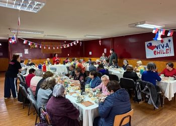 Encuentro intergeneracional en Puerto Natales: Alcaldesa Ana Mayorga comparte emotiva once de camaradería con clubes de personas mayores.