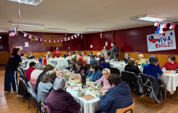 Encuentro intergeneracional en Puerto Natales: Alcaldesa Ana Mayorga comparte emotiva once de camaradería con clubes de personas mayores.