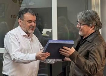 Municipalidad de Porvenir reconoce al escultor fueguino Richard Yasic en significativa fecha para la cultura chilena.