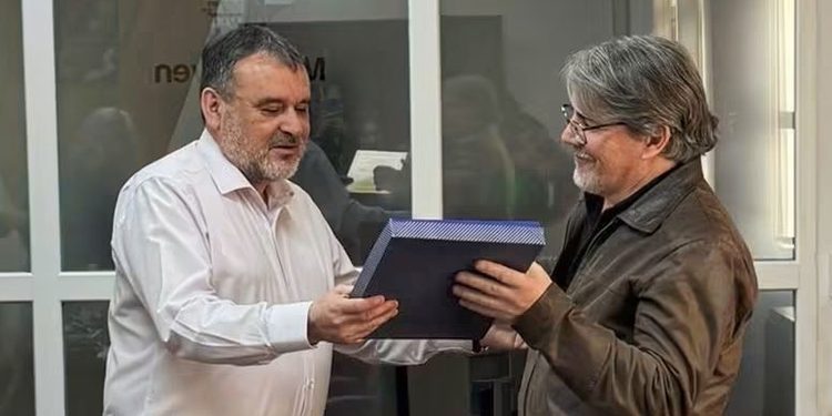 Municipalidad de Porvenir reconoce al escultor fueguino Richard Yasic en significativa fecha para la cultura chilena.