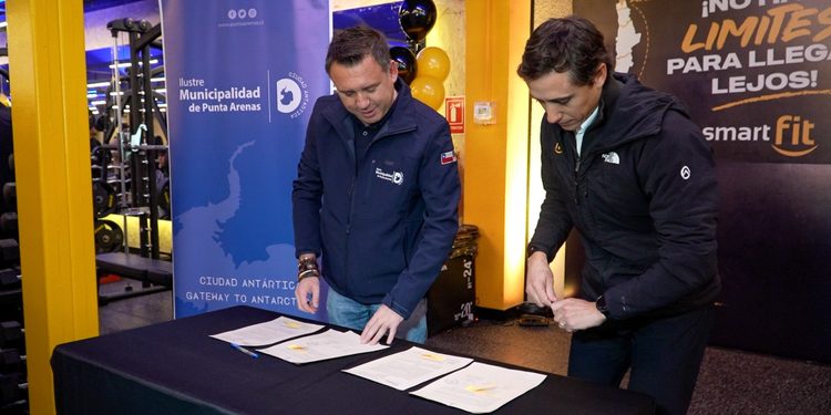 Municipio de Punta Arenas y Smart Fit firman convenio para impulsar el deporte y la vida saludable