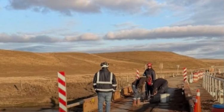 Camión derriba barreras y provoca derrame de diésel en Tierra del Fuego