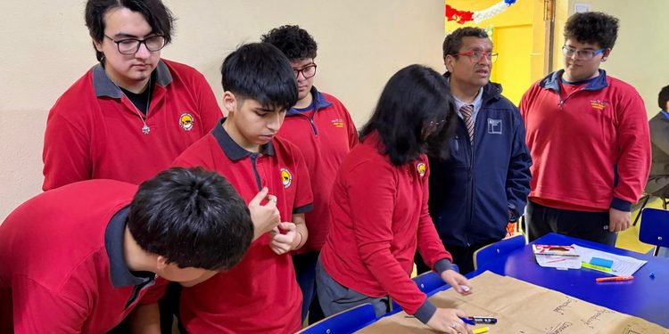 Subsecretario de la Niñez aborda riesgos de internet y redes sociales con estudiantes de Punta Arenas