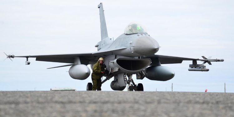 F-16 sorprenden a vecinos de Punta Arenas y Porvenir durante entrenamiento en Magallanes