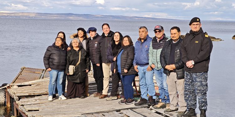 Proyecto de planta de faenamiento de salmones en Bahía Riquelme abre diálogo con pescadores artesanales