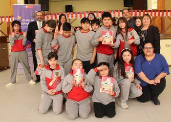 Laguna Blanca dio inicio a la versión 2026 de Diálogos en Movimiento con encuentro entre estudiantes y escritora