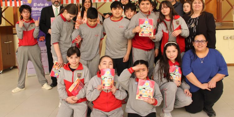 Laguna Blanca dio inicio a la versión 2026 de Diálogos en Movimiento con encuentro entre estudiantes y escritora