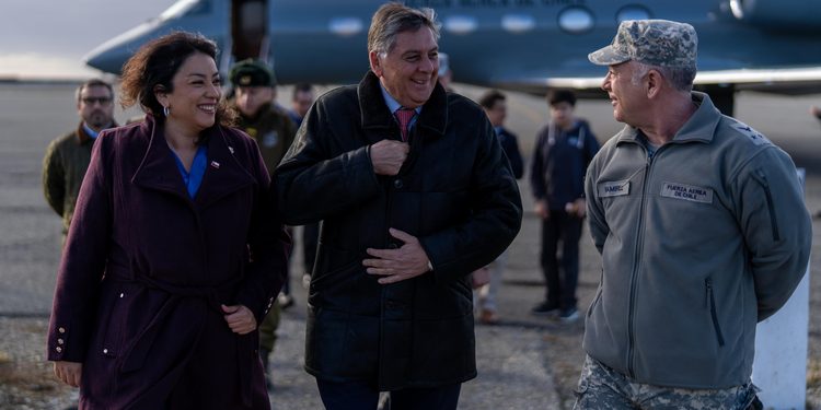 Vicepresidente Claudio Alvarado llega a Punta Arenas para participar en conmemoración de la Toma de Posesión del Estrecho