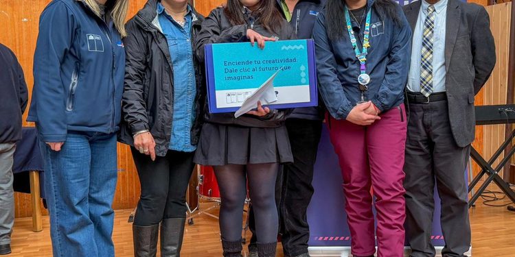 19 estudiantes de Puerto Williams reciben computadores de las Becas TIC para fortalecer sus aprendizajes