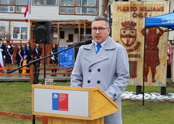 Puerto Williams celebra las Fiestas Patrias con el desfile cívico-militar más austral de Chile.