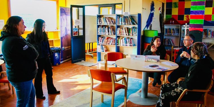 Orientan a emprendedores yagán de Puerto Williams para postular a fondos de Sercotec