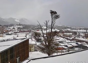 Nevada deja 13 centímetros de acumulación en Puerto Williams y activa operativo para despejar caminos