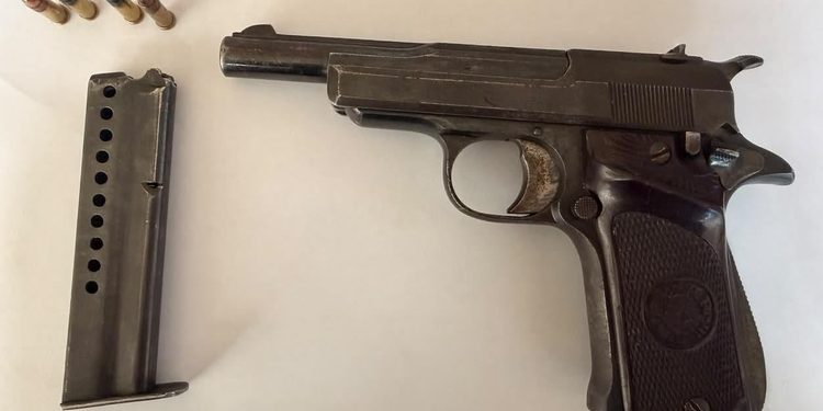 Carabineros detiene a sujeto tras huir y arrojar un arma de fuego bajo un vehículo en Punta Arenas
