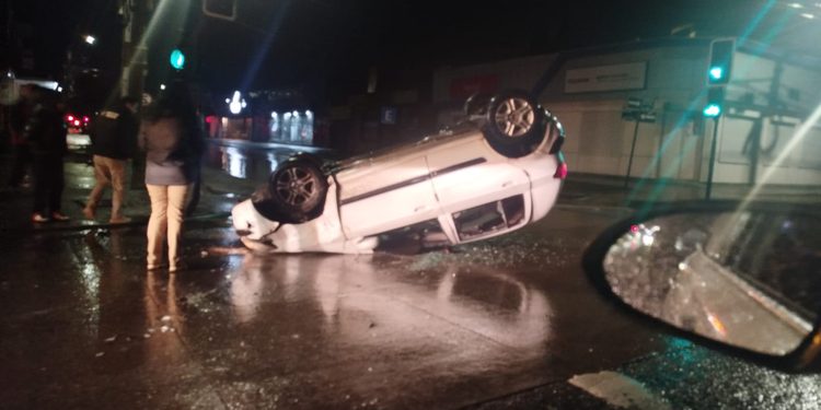 Doble accidente con volcamiento ensombrece la previa festiva en Punta Arenas pese a campañas preventivas.