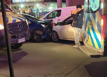 Colisión frontal entre dos vehículos deja tres personas lesionadas en sector norte de Punta Arenas