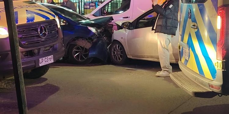 Colisión frontal entre dos vehículos deja tres personas lesionadas en sector norte de Punta Arenas