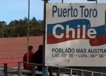 Escuela de Puerto Toro permanece cerrada desde marzo y único alumno recibe clases de manera virtual