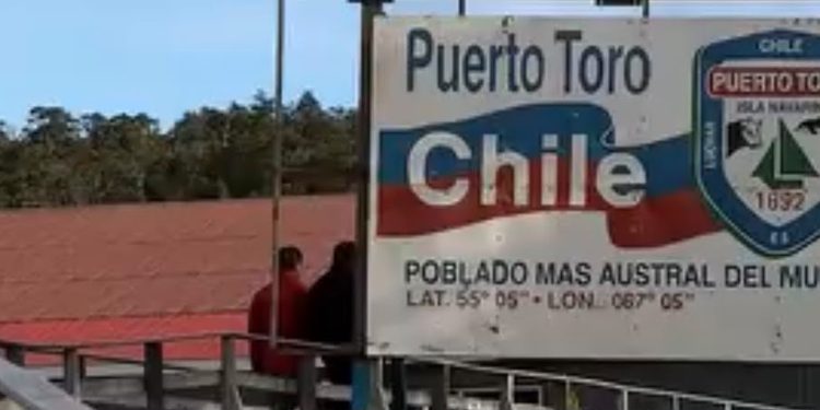Escuela de Puerto Toro permanece cerrada desde marzo y único alumno recibe clases de manera virtual