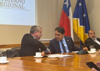 Alcalde de Cabo de Hornos entrega a Comisión de Zonas Extremas petitorio con demandas de la comunidad