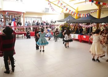 Celebración de fiestas patrias en Escuela Diego Portales de Laguna Blanca.