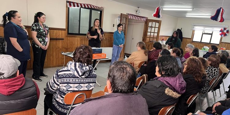Programa Vínculos realizó taller de septiembre junto a personas mayores de Porvenir.