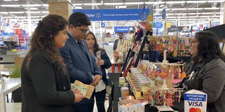 Emprendedoras locales exhiben sus productos en feria de Fiestas Patrias en Punta Arenas