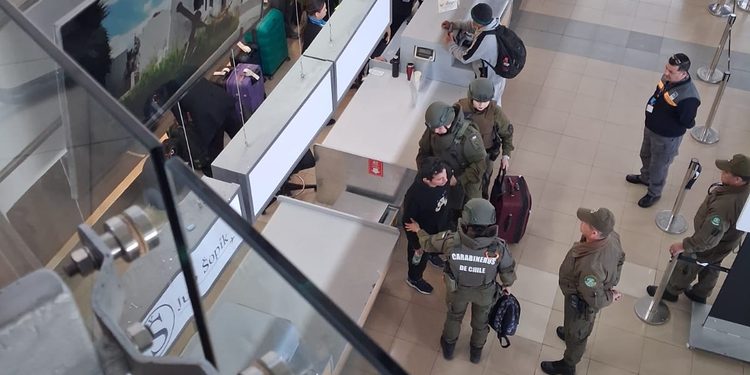 Detienen en el Aeropuerto de Punta Arenas a prófugo por hurto simple