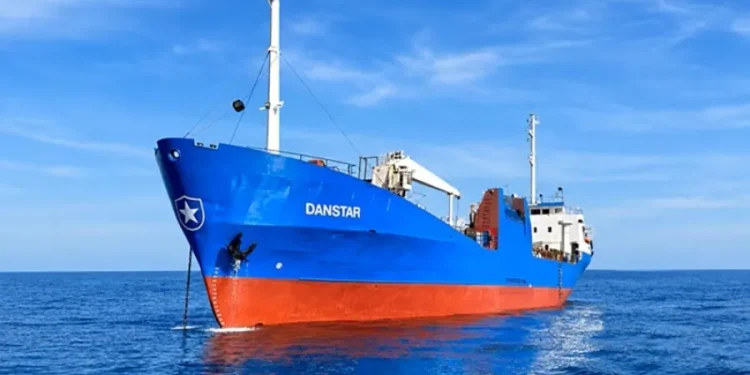 Buque Danstar navega hacia Punta Arenas para preparar ruta comercial directa con las Islas Malvinas