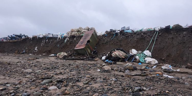 Municipio fiscaliza depósito de chatarra y detecta baterías peligrosas y vehículos en el lecho del río Las Minas