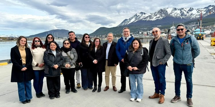 Delegación de Puerto Williams viajó a Ushuaia para participar en aniversario de la ciudad argentina