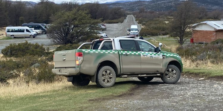 Expulsan a dos turistas españoles del Parque Nacional Torres del Paine tras ser sorprendidos fumando