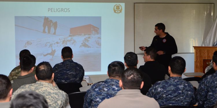 Personal de las Fuerzas Armadas y la DGAC se prepara en Punta Arenas para la campaña científica Glaciar Unión