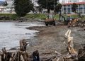 Punta Arenas retira 200 toneladas de troncos y basura del borde costero tras el temporal