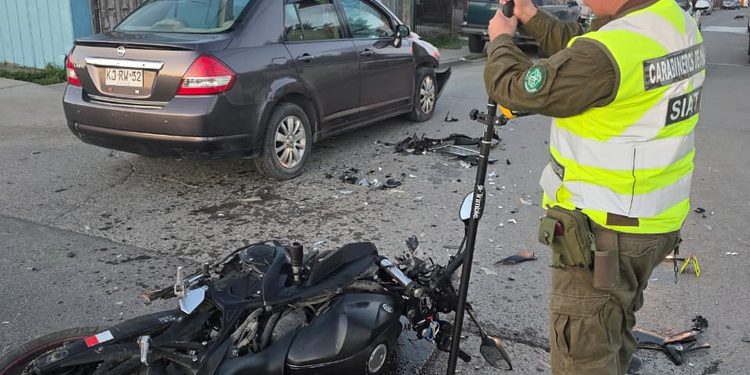 Motociclista resulta con lesiones graves y permanece en riesgo vital tras accidente en Punta Arenas