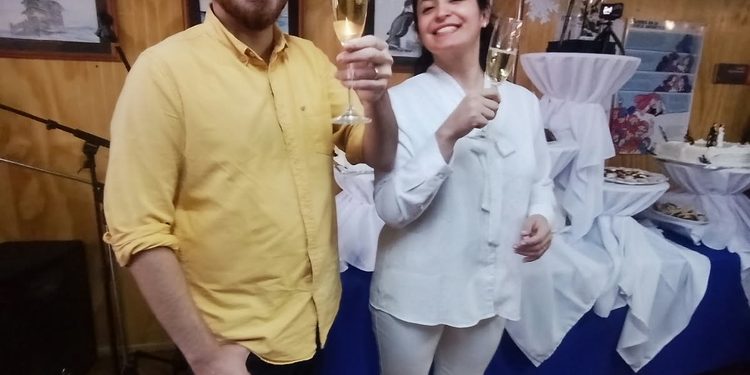Histórico enlace: Científicos celebran el primer matrimonio chileno en la Antártica tras 16 años