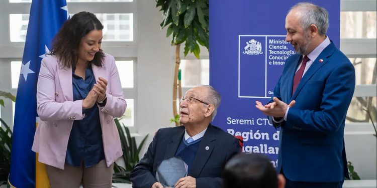 Homenajean a Anelio Aguayo Lobo por más de seis décadas dedicadas a la investigación de mamíferos marinos