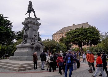 Punta Arenas inicia nueva temporada de city tours gratuitos con un recorrido dedicado a personajes históricos