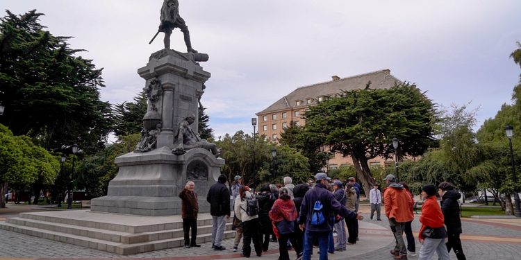 Punta Arenas inicia nueva temporada de city tours gratuitos con un recorrido dedicado a personajes históricos