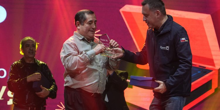 Emilio Valdés se quedó con el primer lugar del Festival de la Voz del Adulto Mayor en Punta Arenas