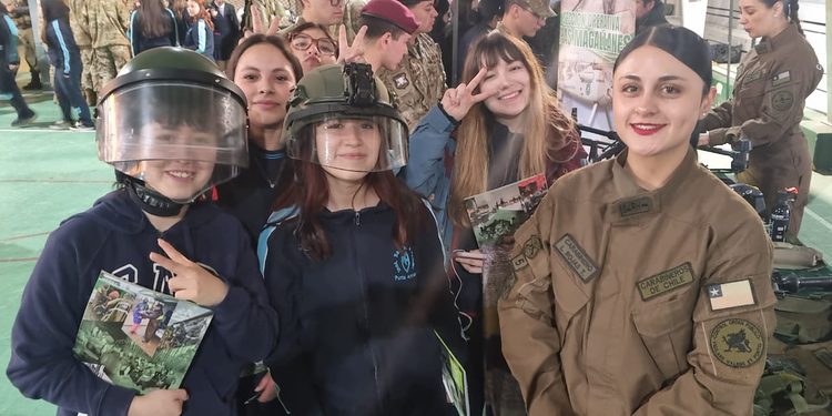 Carabineros acerca su labor y proceso de admisión a estudiantes y soldados conscriptos en Magallanes