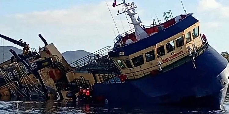 Motonave sufrió accidente tras impactar con una roca en Isla Verdugo, 14 tripulantes fueron evacuados