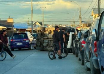 🚨 ACCIDENTE DE TRÁNSITO: CHOQUE TERMINA CON VOLCAMIENTO DE VEHÍCULO