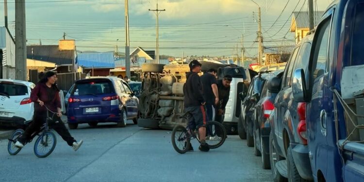 🚨 ACCIDENTE DE TRÁNSITO: CHOQUE TERMINA CON VOLCAMIENTO DE VEHÍCULO
