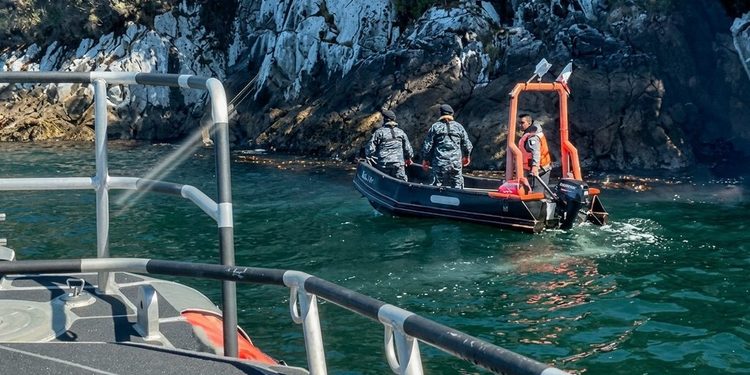 Armada de Chile intensifica operativo SAR en Angostura Inglesa para localizar a tripulante desaparecido