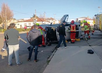 Accidente de tránsito en Punta Arenas dejó a una mujer atrapada al interior de un vehículo